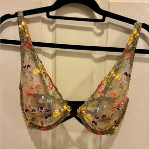 NWT victoria’s Secret size 32DDD 32F embroidered no padding push-up Bra